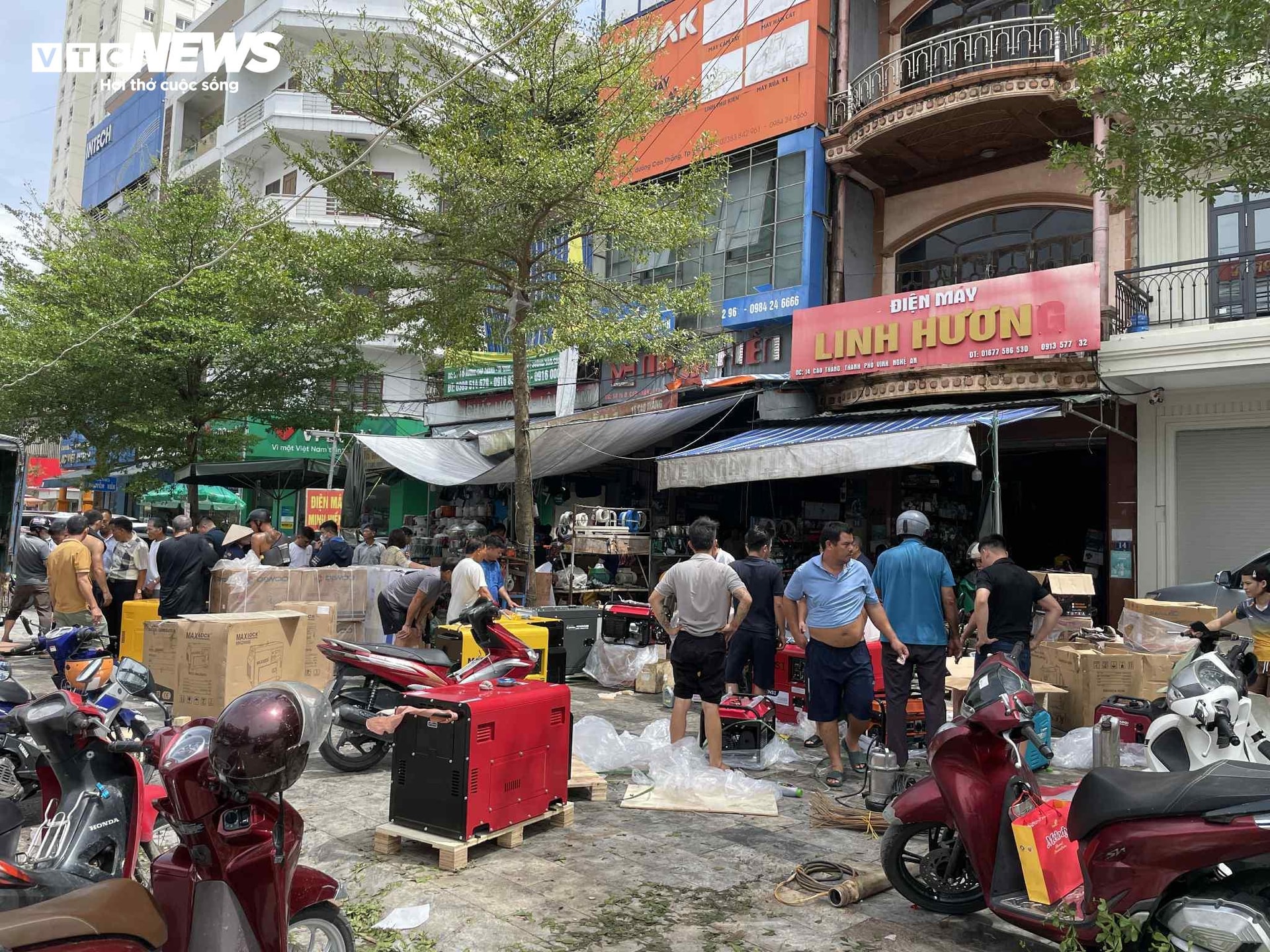 Hai hôm nay, mưa bão gây mất điện trên diện rộng nên người dân ở Nghệ An đổ xô đi mua máy phát điện.