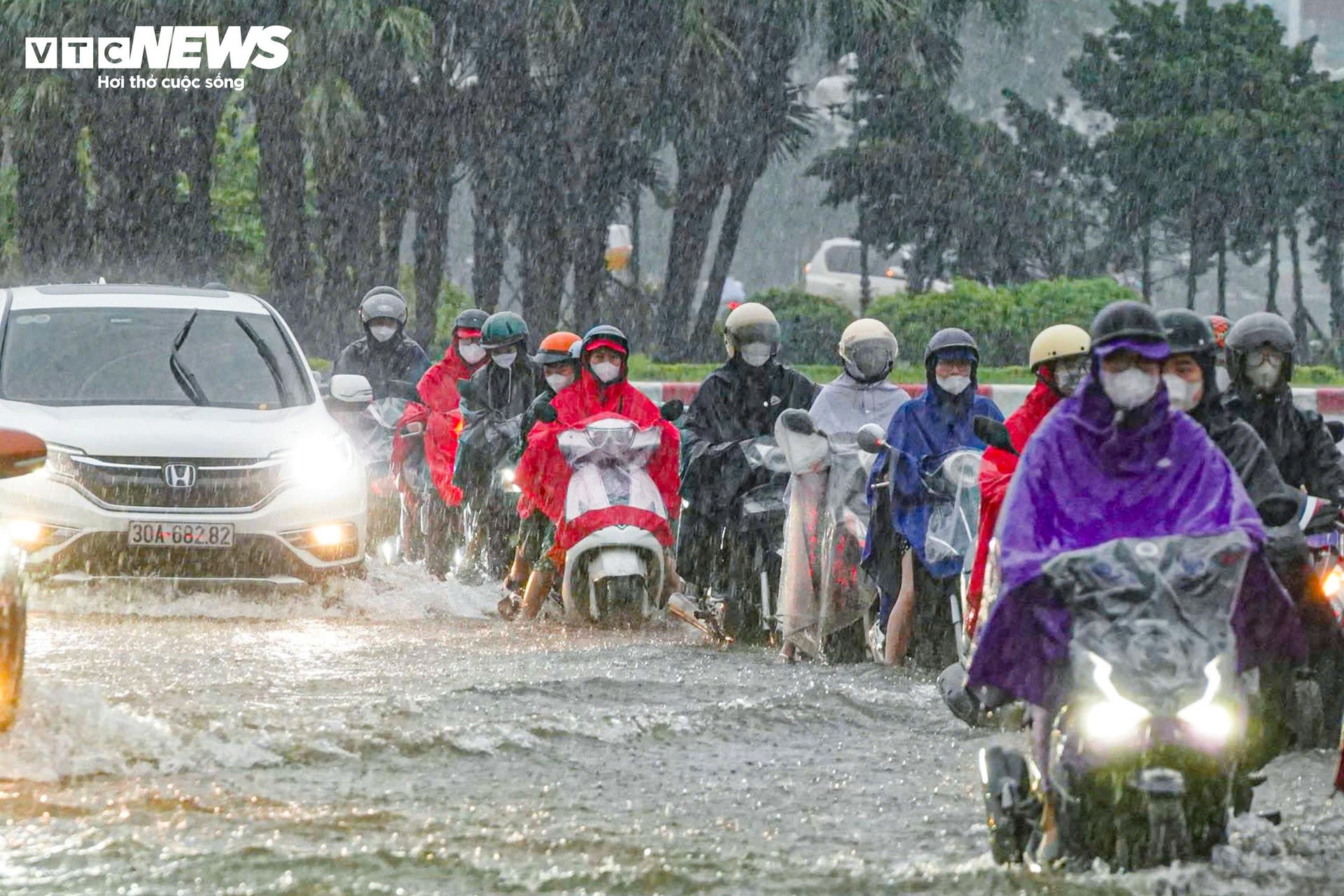 Đường Lê Quang Đạo biến thành biển nước, xe cộ nối đuôi nhau nhích từng chút một.