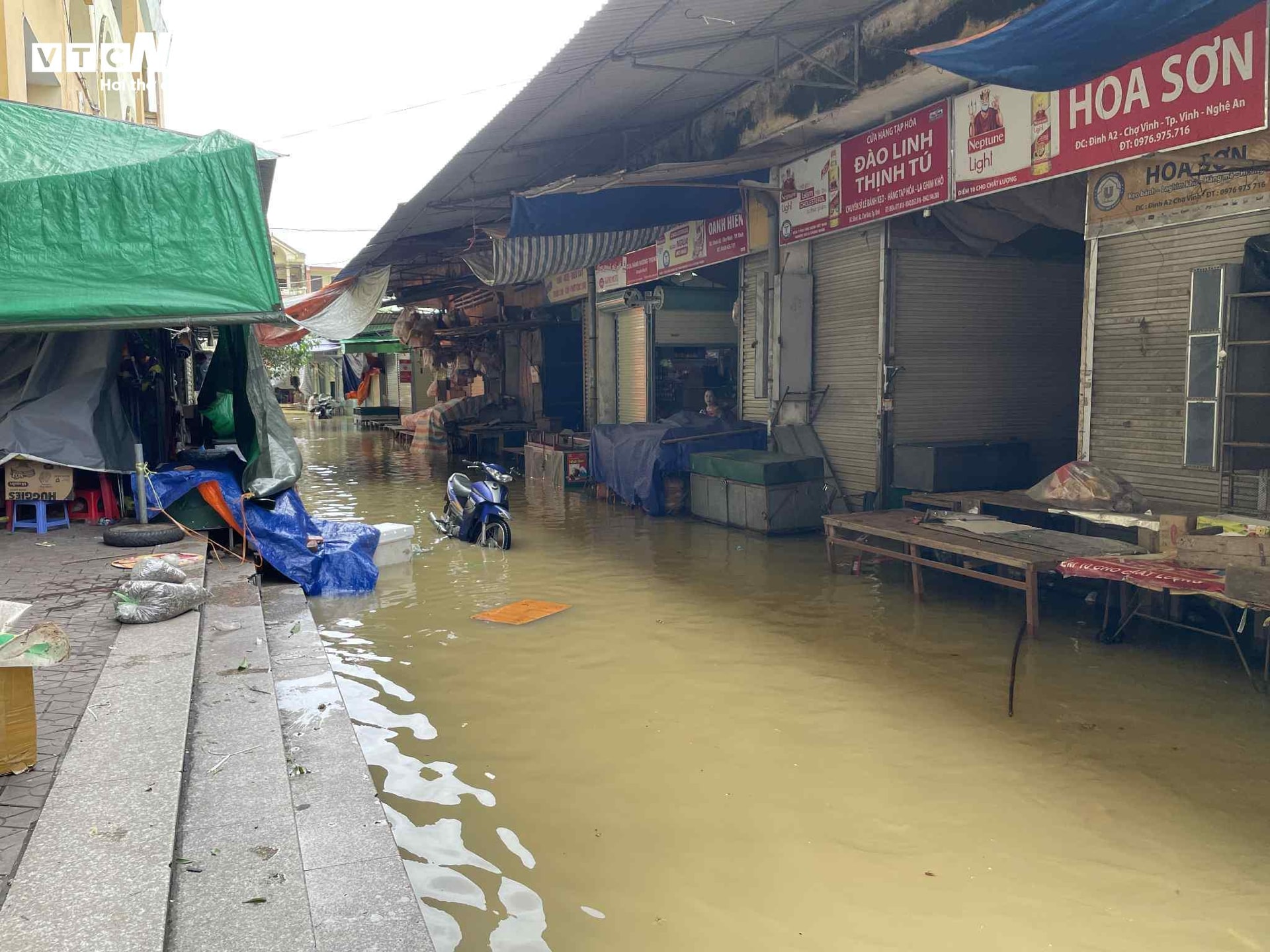 Khu vực ngập sâu nhất là dãy ki-ốt kinh doanh hàng vải, giày dép và tuyến đường phía sau chợ.