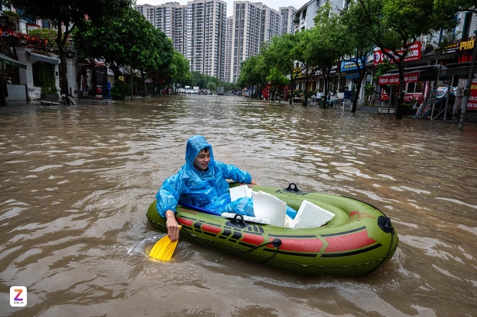 Nhiều khu vực ở Hà Nội ngập nặng. (Ảnh: ZNews)