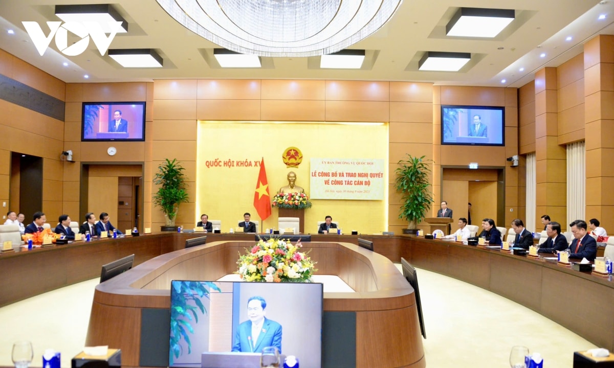 chu tich quoc hoi tran thanh man du le cong bo va trao nghi quyet ve cong tac can bo hinh anh 3