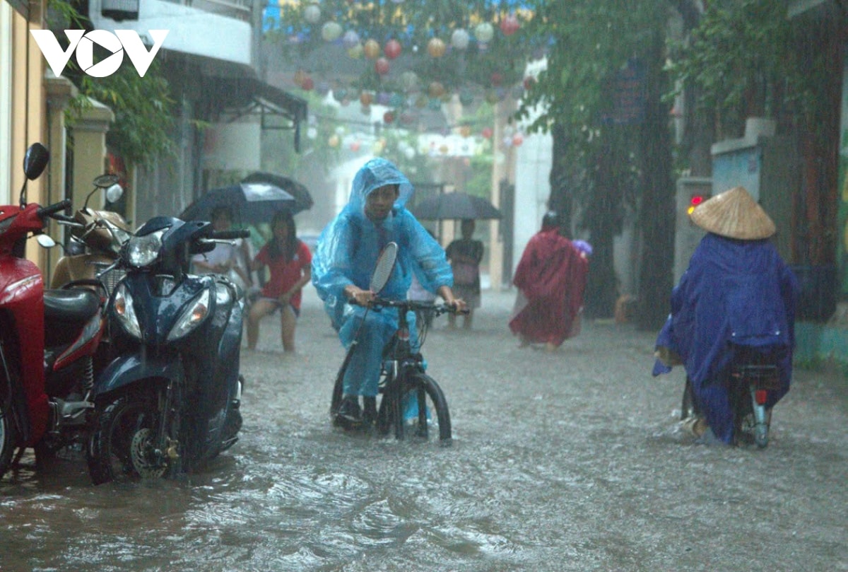 ha noi tan hoc giua bien nuoc hoc sinh mac ket, phu huynh bi bom tim duong don hinh anh 3