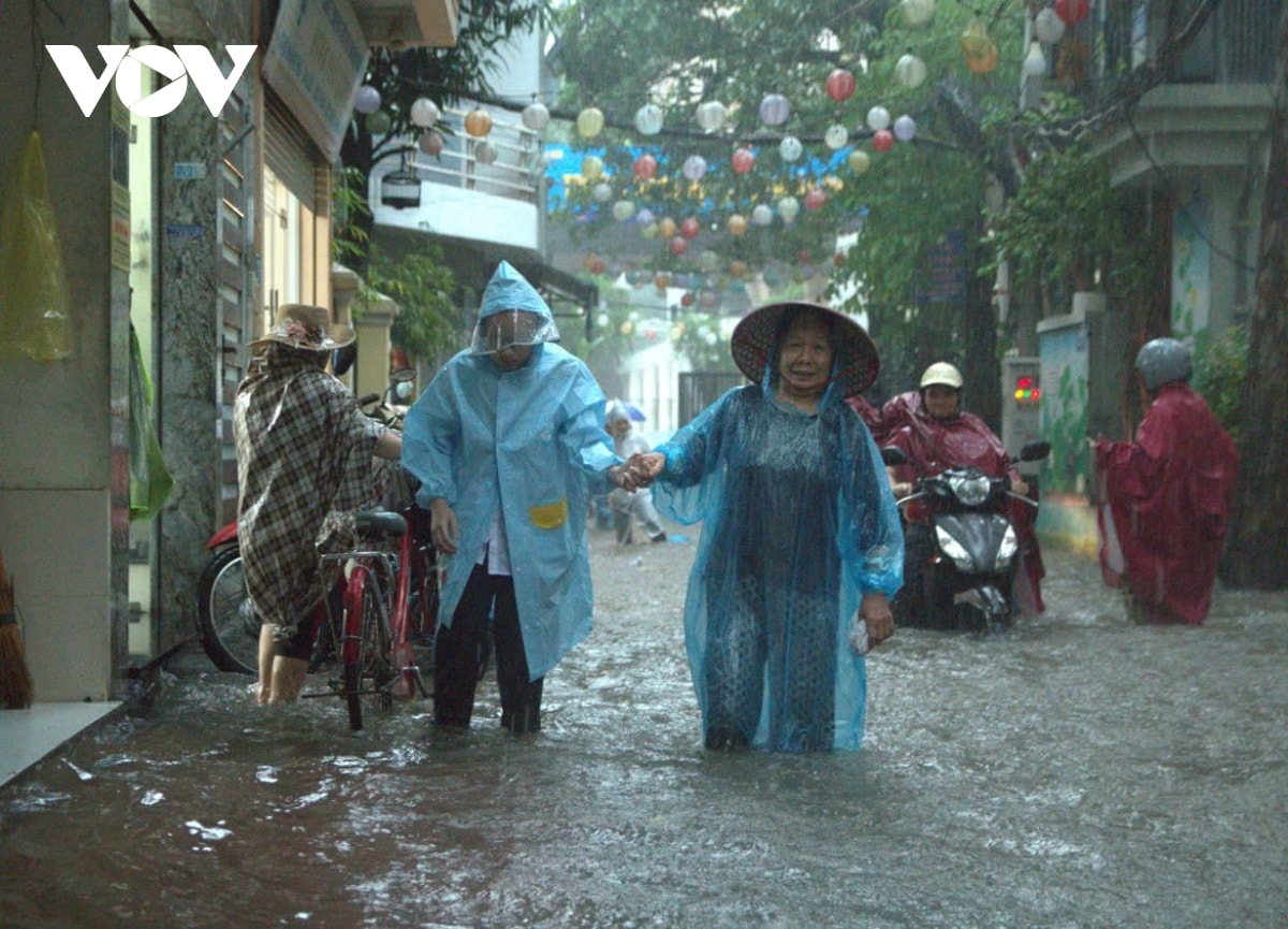 ha noi tan hoc giua bien nuoc hoc sinh mac ket, phu huynh bi bom tim duong don hinh anh 1