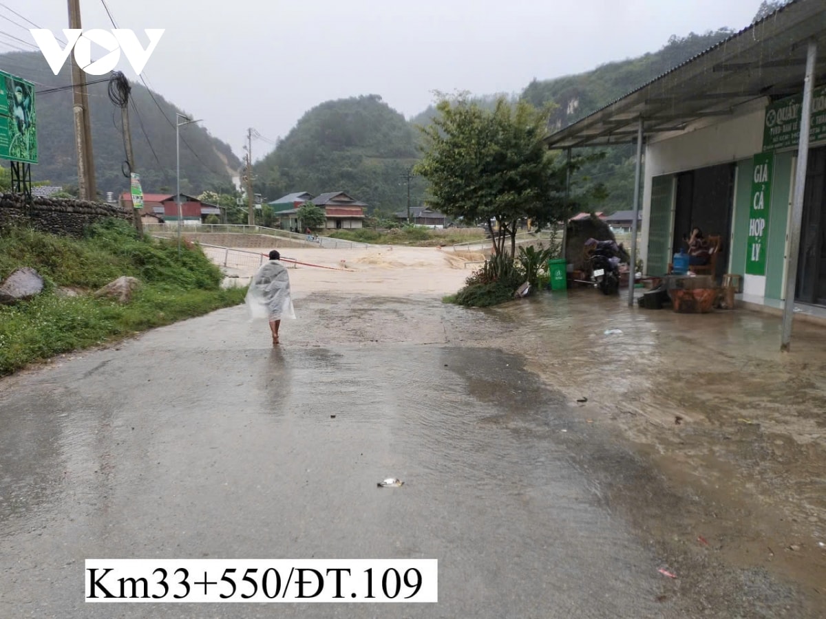 nuoc lu tren song, suoi o son la len nhanh, mot so nha may thuy dien phai xa lu hinh anh 4
