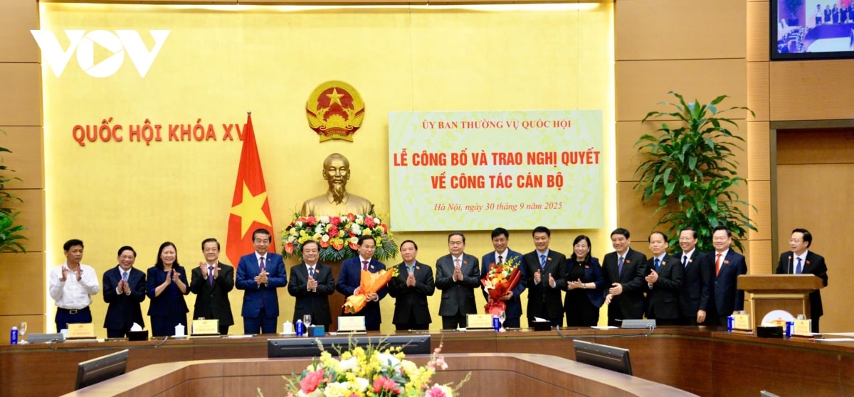 chu tich quoc hoi tran thanh man du le cong bo va trao nghi quyet ve cong tac can bo hinh anh 1