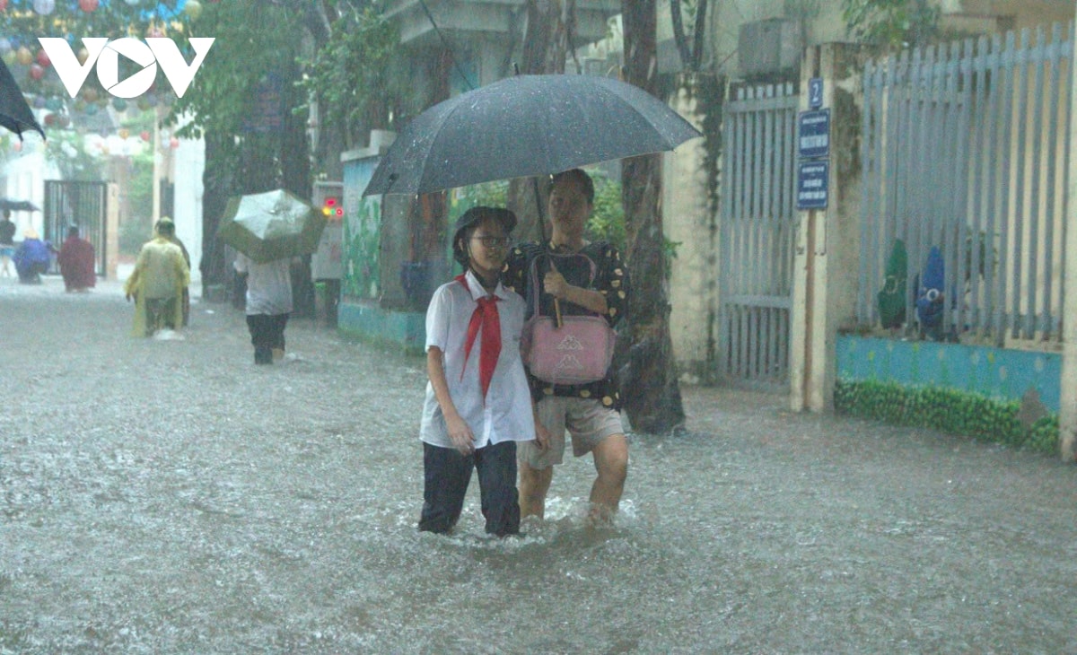 ha noi tan hoc giua bien nuoc hoc sinh mac ket, phu huynh bi bom tim duong don hinh anh 2