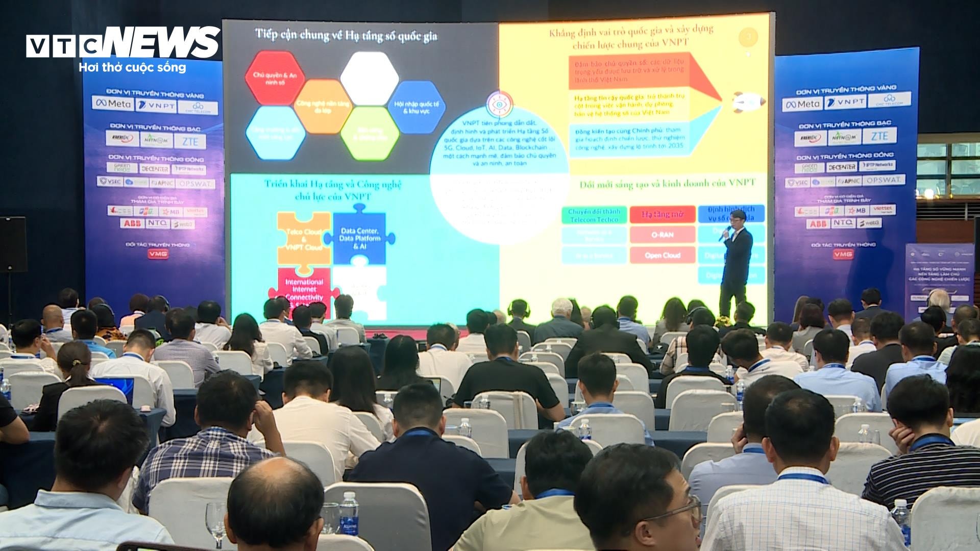 Đại diện VNPT chia sẻ tại diễn đàn. (Ảnh: Mạnh Hùng)
