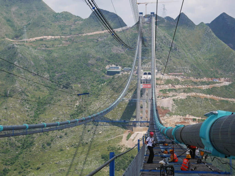 Cây cầu tích hợp dây cáp thép siêu bền 2.000 MPa và hệ thống kéo cáp tự động, kết hợp định vị vệ tinh và drone để đảm bảo độ chính xác tuyệt đối ở độ cao hơn 600 mét. (Nguồn ZME Science)