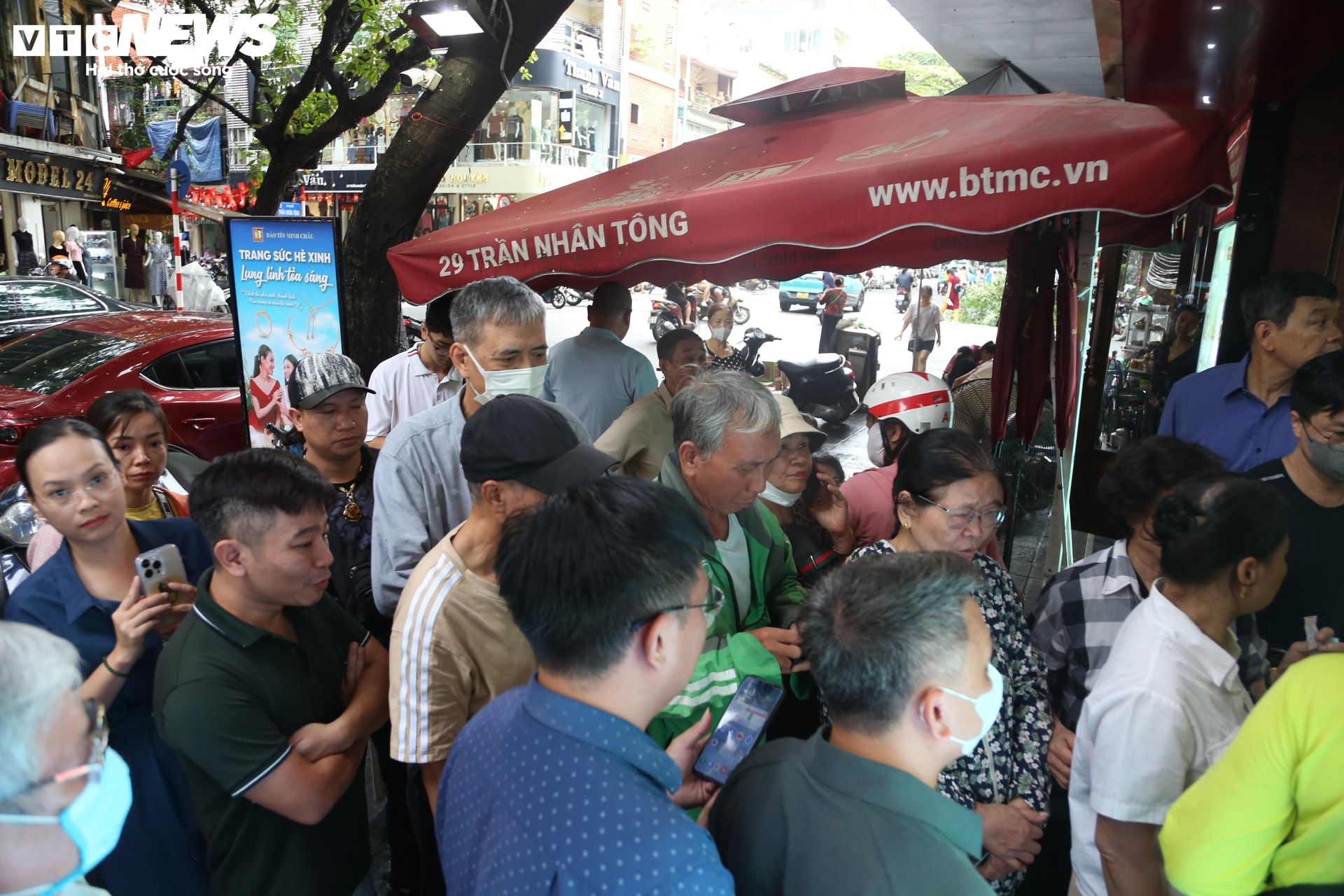 Khách đến muộn có thể phải chờ vài tiếng đồng hồ mới đến lượt giao dịch.