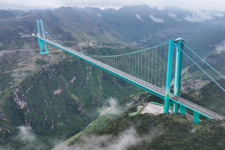 Huajiang Grand Canyon Bridge – cây cầu cao nhất thế giới – bắc qua “vết nứt của Trái Đất” tại Quý Châu, Trung Quốc, thể hiện kỳ tích công nghệ giữa thiên nhiên hùng vĩ. (Nguồn: AFP)