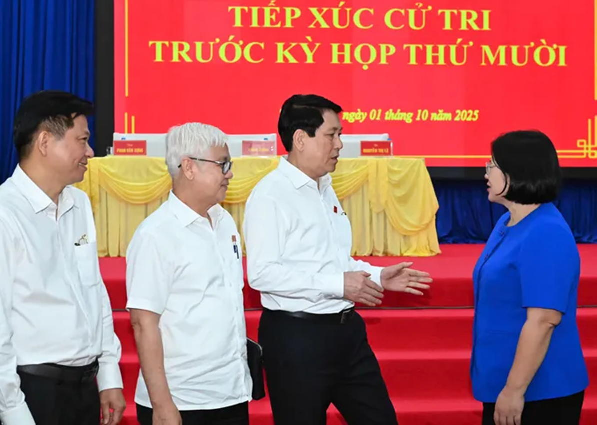 Chủ tịch nước Lương Cường trao đổi cùng Phó Bí thư Thành ủy TP.HCM Văn Thị Bạch Tuyết tại buổi tiếp xúc cử tri. (Ảnh: Việt Dũng)