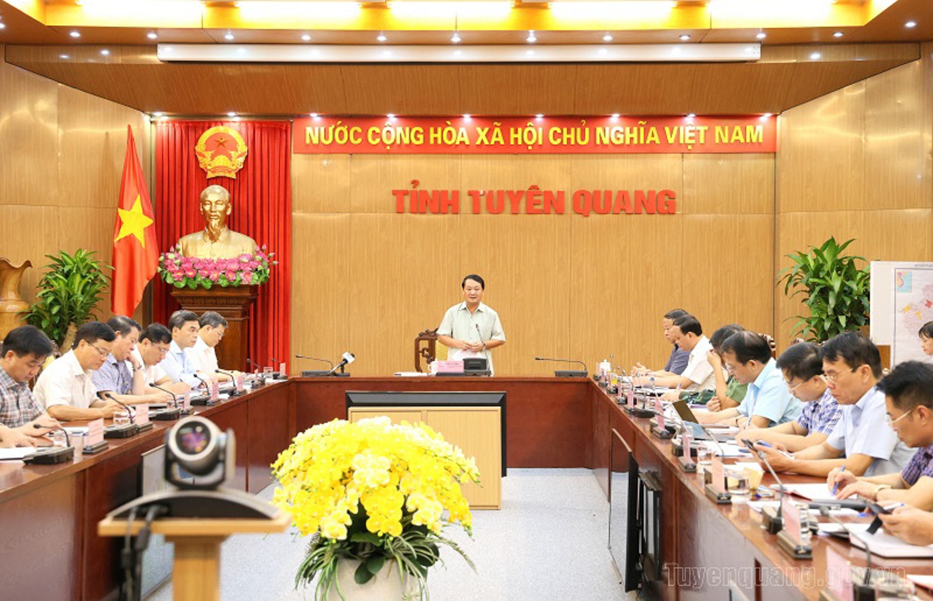 Bí thư Tỉnh ủy Hầu A Lềnh chủ trì cuộc họp. (Ảnh: Tuyenquang.gov.vn)