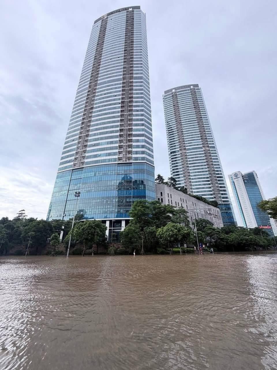 nhieu doan duong o ha noi van ngap sau gan 1m, nguoi dan chat vat di chuyen hinh anh 13