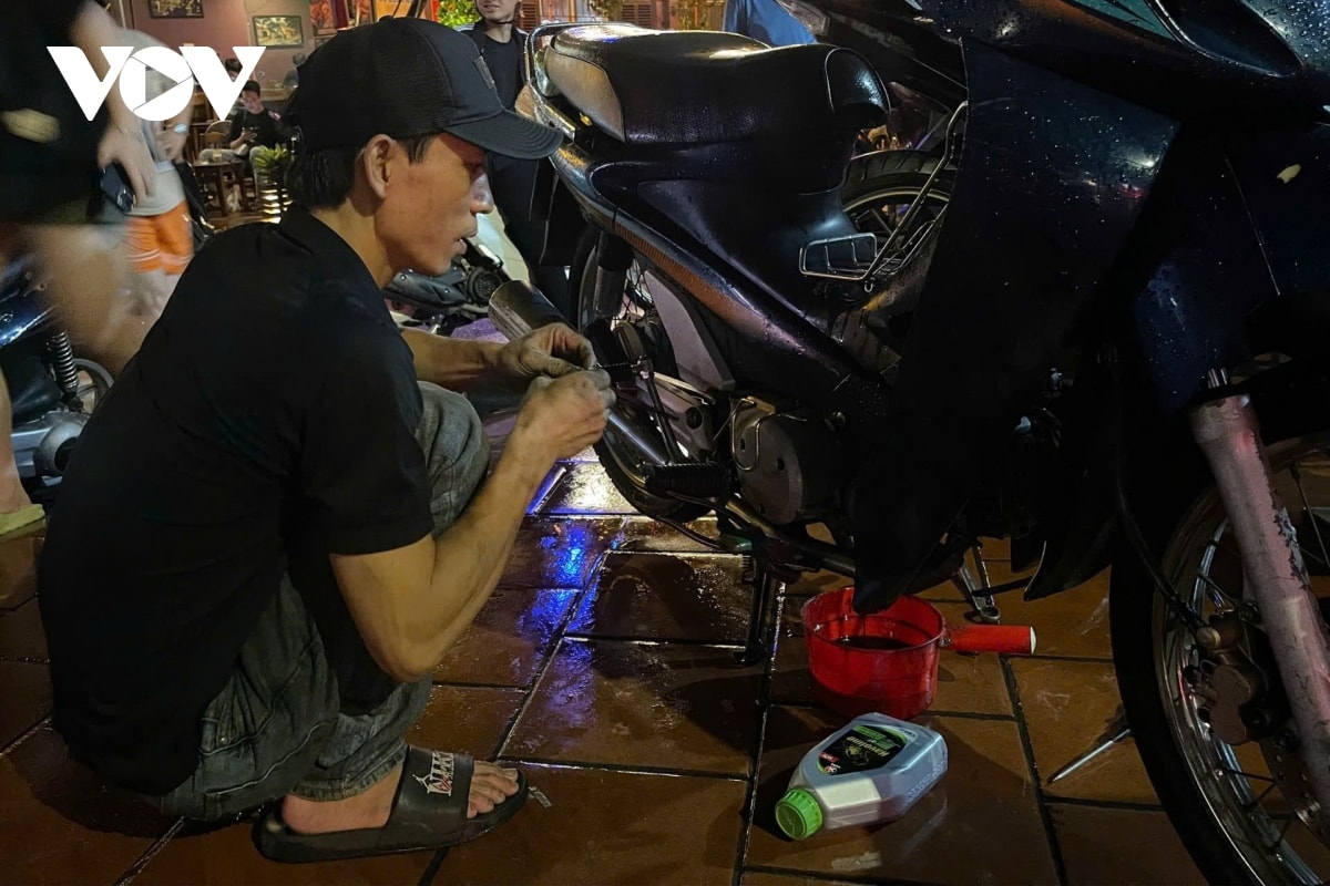 nhieu cua hang sua xe tu choi khach vi qua tai sau ngay ngap nghiem trong o ha noi hinh anh 3