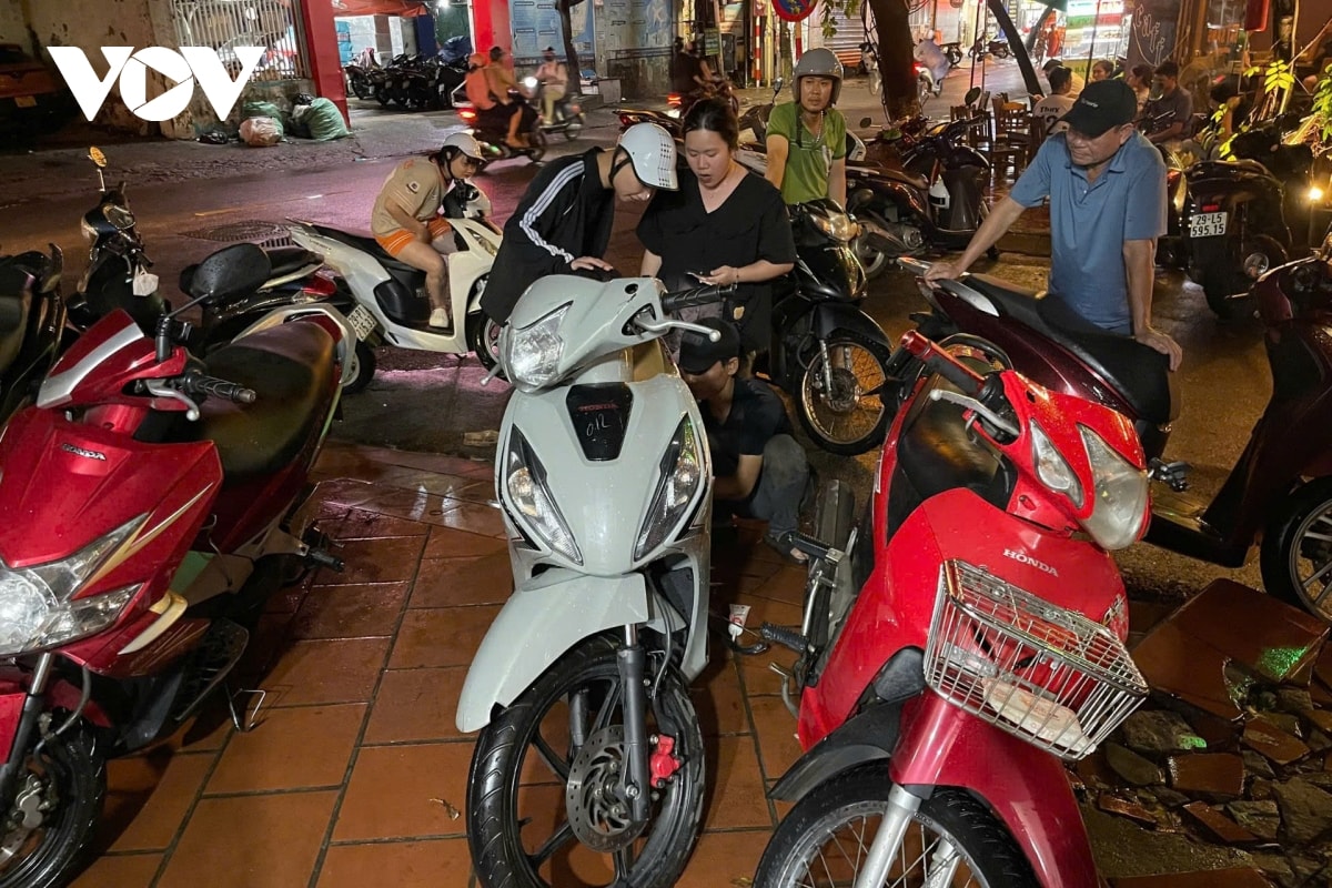 nhieu cua hang sua xe tu choi khach vi qua tai sau ngay ngap nghiem trong o ha noi hinh anh 2