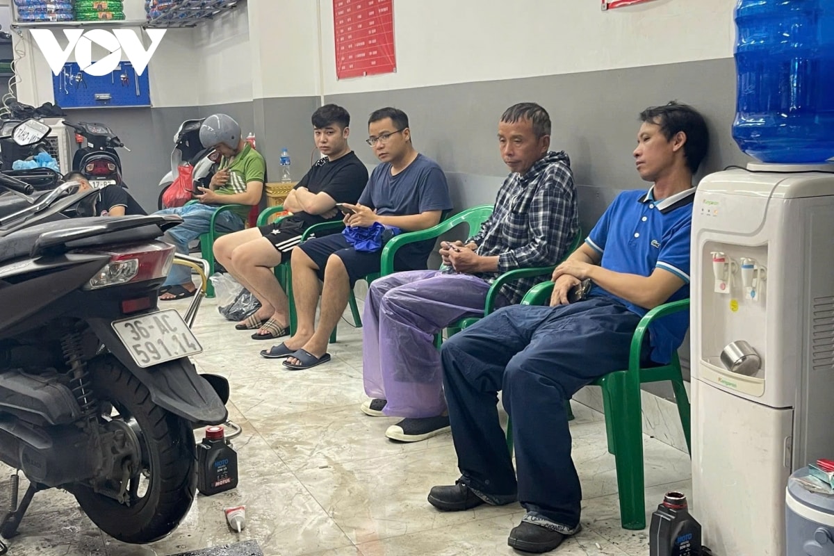 nhieu cua hang sua xe tu choi khach vi qua tai sau ngay ngap nghiem trong o ha noi hinh anh 1