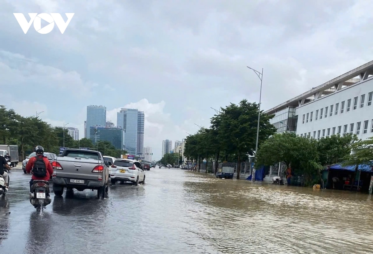 nhieu doan duong o ha noi van ngap sau gan 1m, nguoi dan chat vat di chuyen hinh anh 3