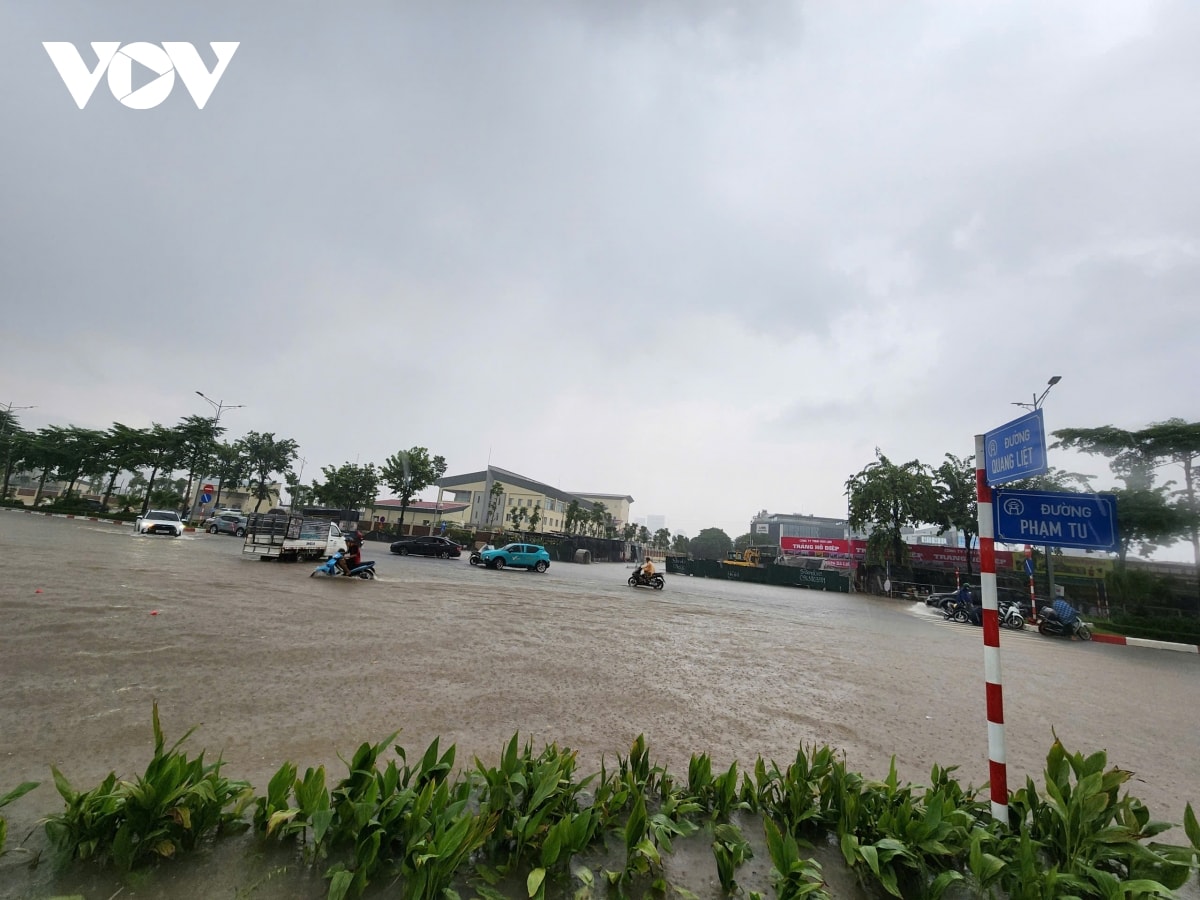 nhieu doan duong o ha noi van ngap sau gan 1m, nguoi dan chat vat di chuyen hinh anh 11