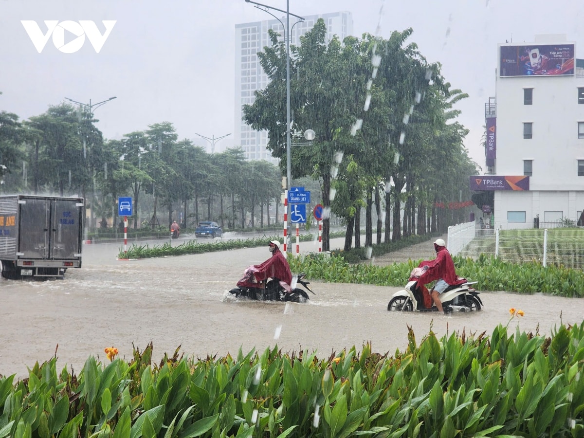 nhieu doan duong o ha noi van ngap sau gan 1m, nguoi dan chat vat di chuyen hinh anh 12