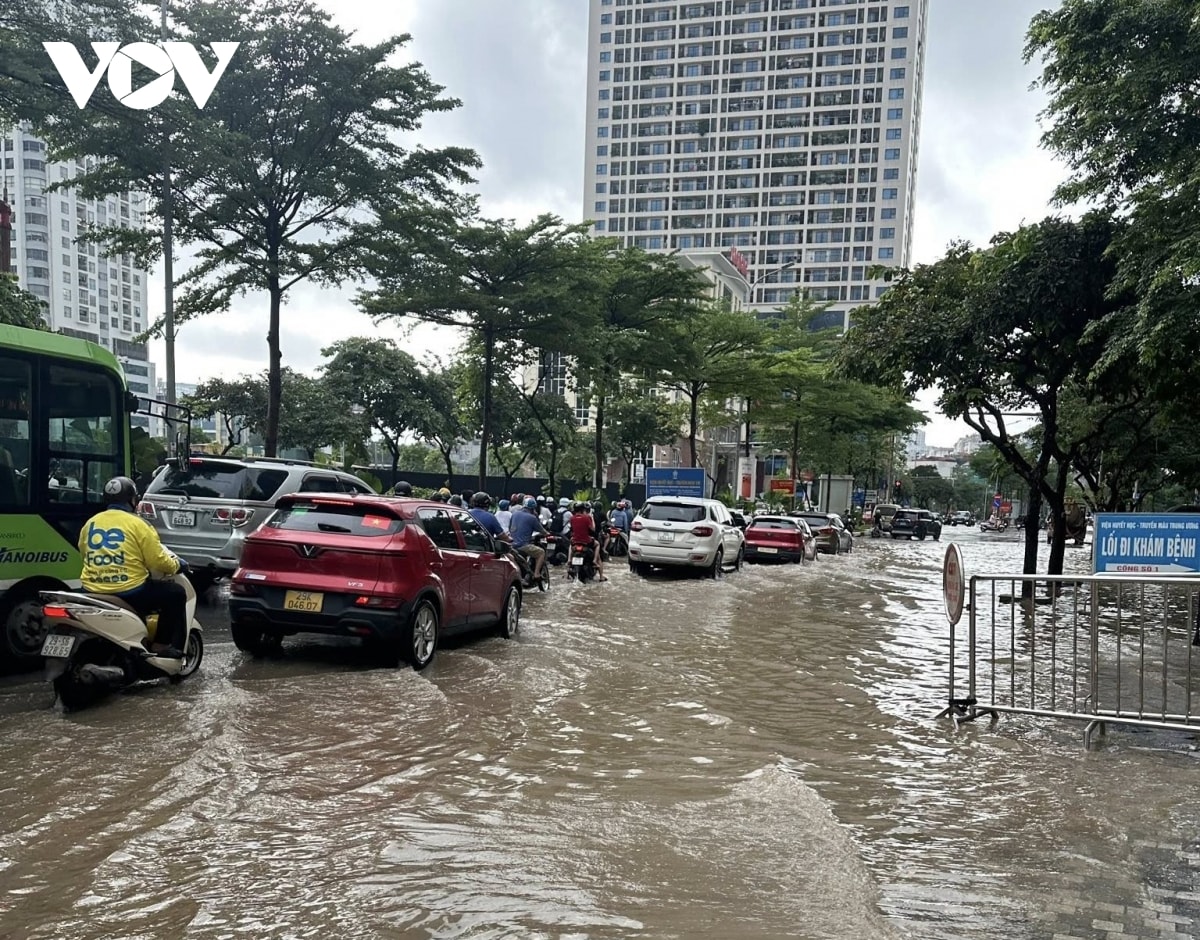 nhieu doan duong o ha noi van ngap sau gan 1m, nguoi dan chat vat di chuyen hinh anh 14