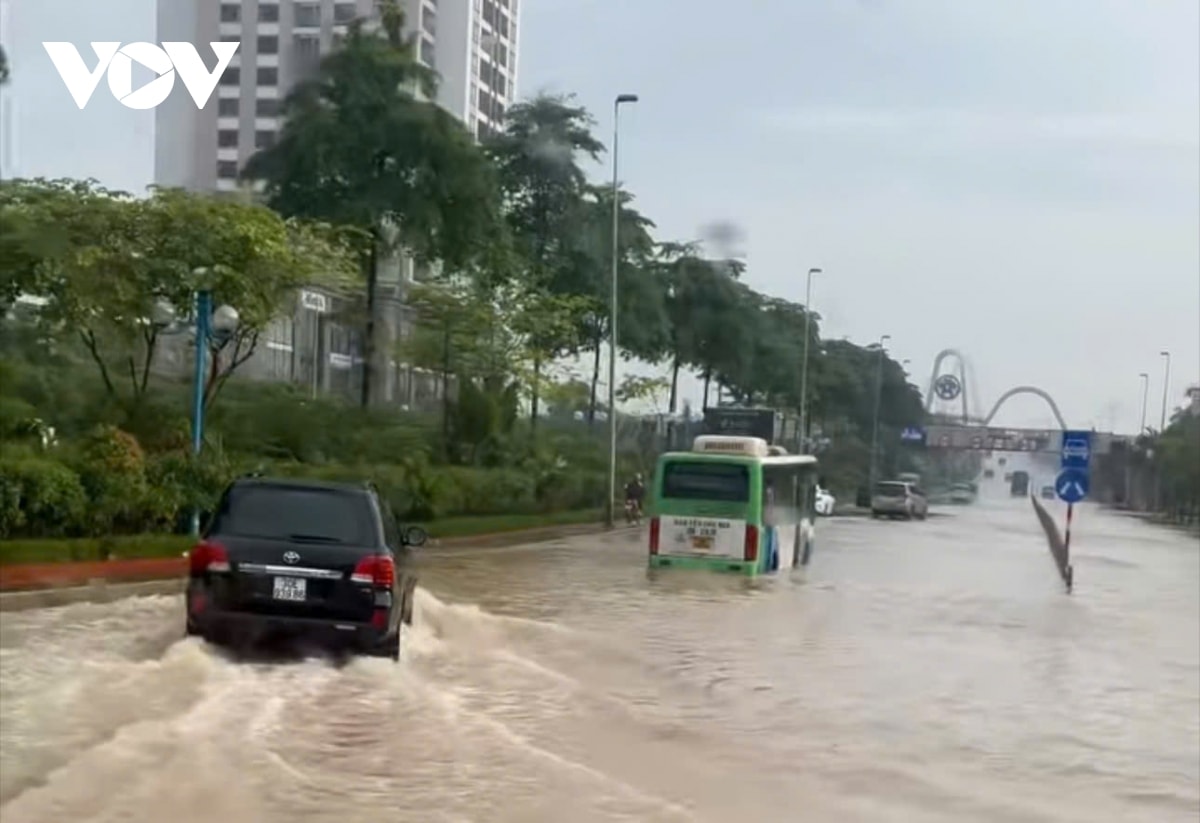 nhieu doan duong o ha noi van ngap sau gan 1m, nguoi dan chat vat di chuyen hinh anh 1