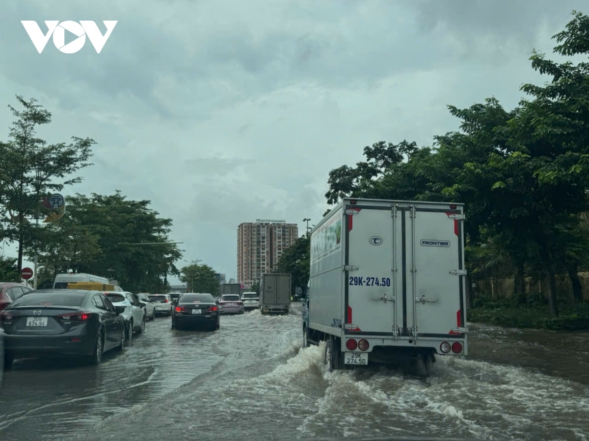 nhieu doan duong o ha noi van ngap sau gan 1m, nguoi dan chat vat di chuyen hinh anh 2