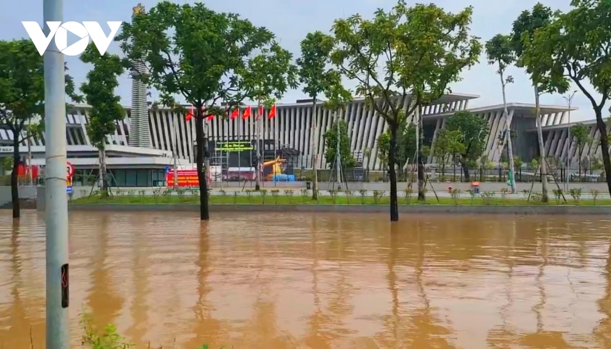 nhieu doan duong o ha noi van ngap sau gan 1m, nguoi dan chat vat di chuyen hinh anh 4