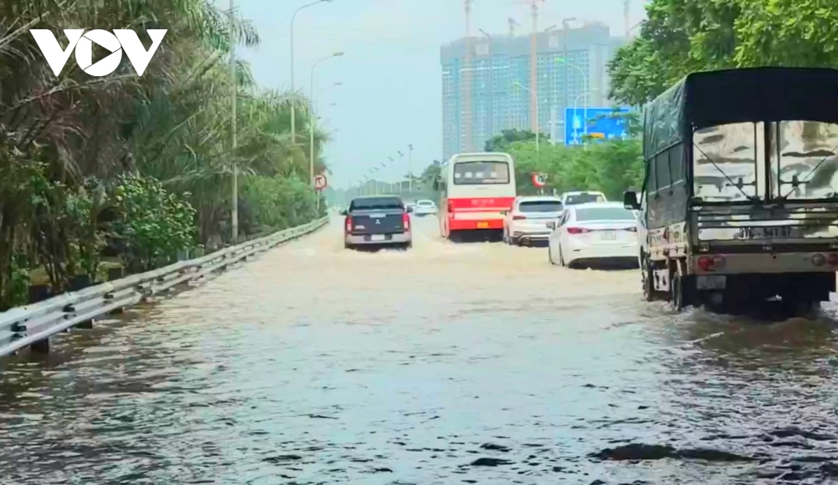 nhieu doan duong o ha noi van ngap sau gan 1m, nguoi dan chat vat di chuyen hinh anh 5