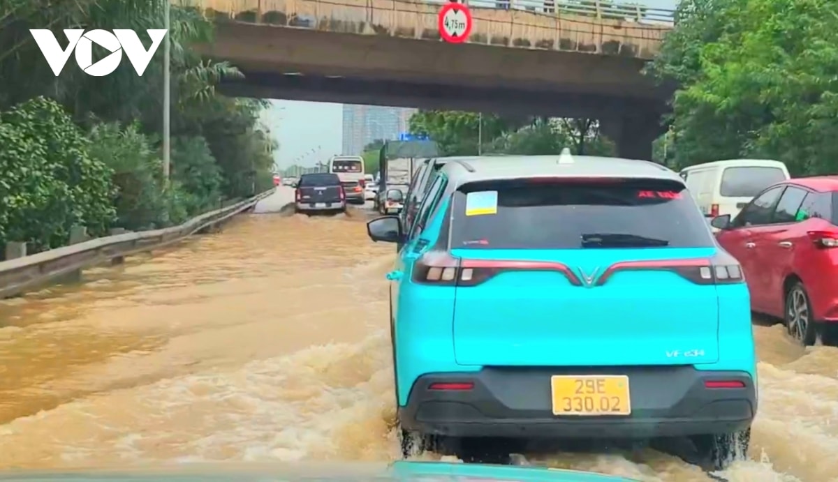 nhieu doan duong o ha noi van ngap sau gan 1m, nguoi dan chat vat di chuyen hinh anh 6