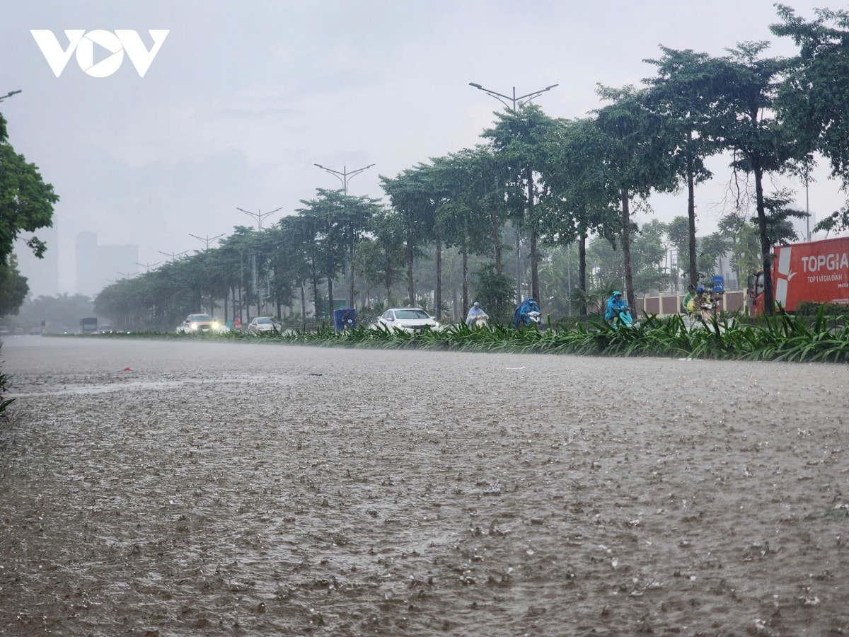 nhieu doan duong o ha noi van ngap sau gan 1m, nguoi dan chat vat di chuyen hinh anh 7