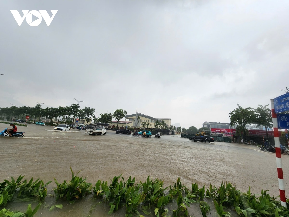 nhieu doan duong o ha noi van ngap sau gan 1m, nguoi dan chat vat di chuyen hinh anh 8