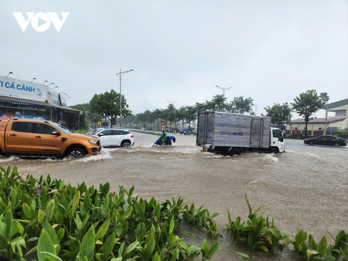 nhieu doan duong o ha noi van ngap sau gan 1m, nguoi dan chat vat di chuyen hinh anh 9