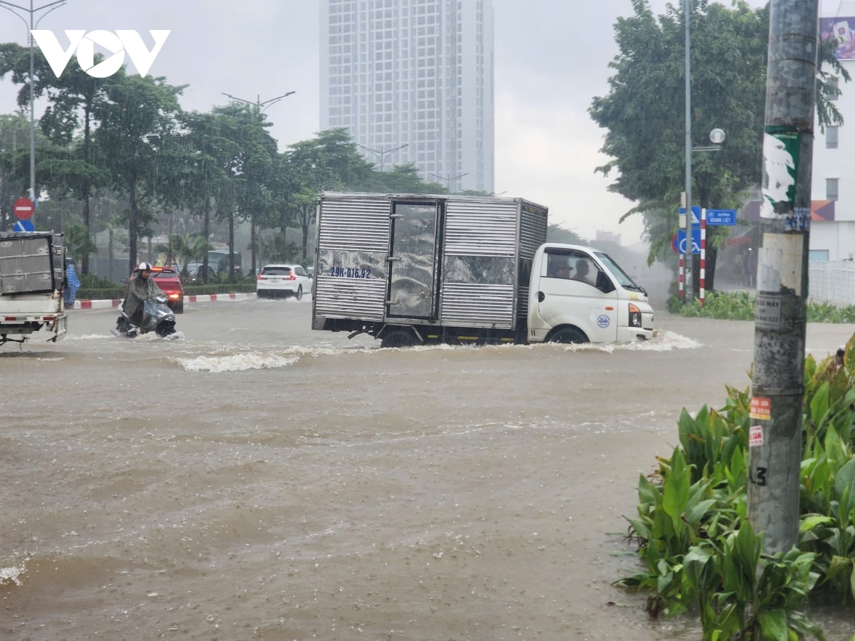 nhieu doan duong o ha noi van ngap sau gan 1m, nguoi dan chat vat di chuyen hinh anh 10