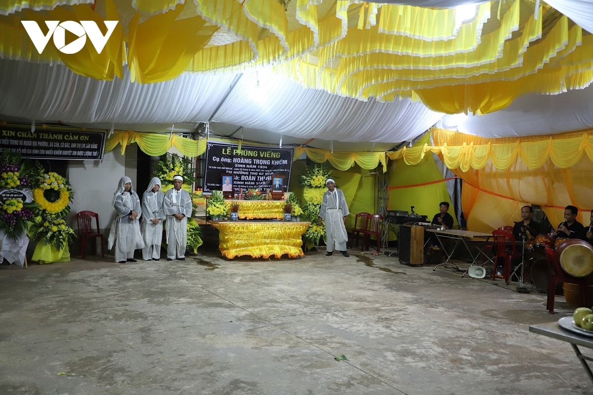 Dem bao kinh hoang o ninh binh tang thuong bao trum, nhung dua tre bo vo mat me hinh anh 5