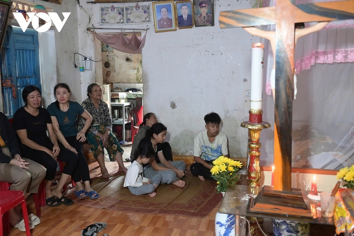 Dem bao kinh hoang o ninh binh tang thuong bao trum, nhung dua tre bo vo mat me hinh anh 3