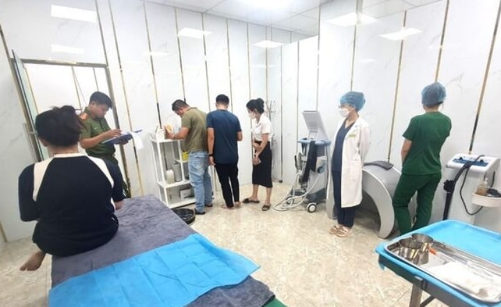 Lực lượng công an kiểm tra một cơ sở làm đẹp ở Đà Nẵng.