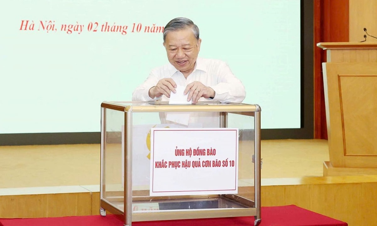 Tổng Bí thư Tô Lâm quyên góp ủng hộ người dân bị ảnh hưởng bởi bão Bualoi. (Ảnh: Dangcongsan.vn)