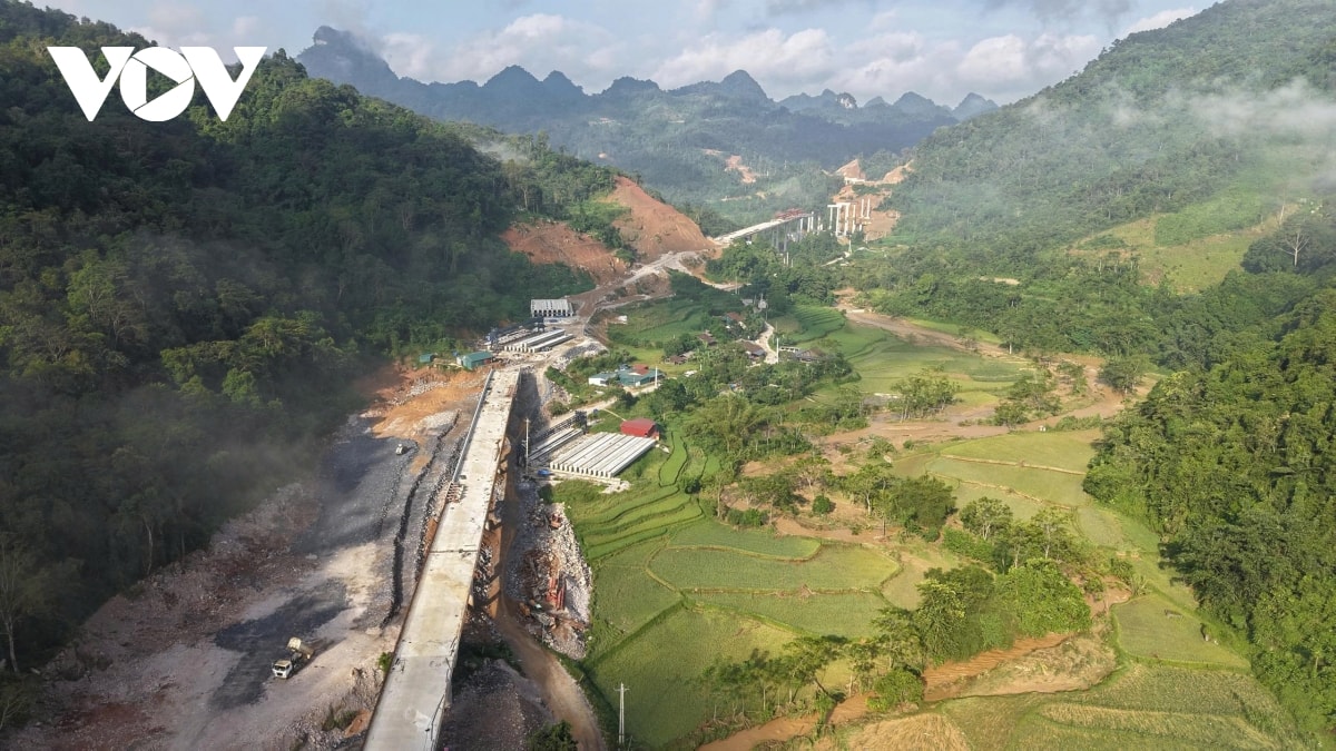 hien truong tim kiem 3 nan nhan bi lu cuon tai du an cao toc Dong Dang tra linh hinh anh 16