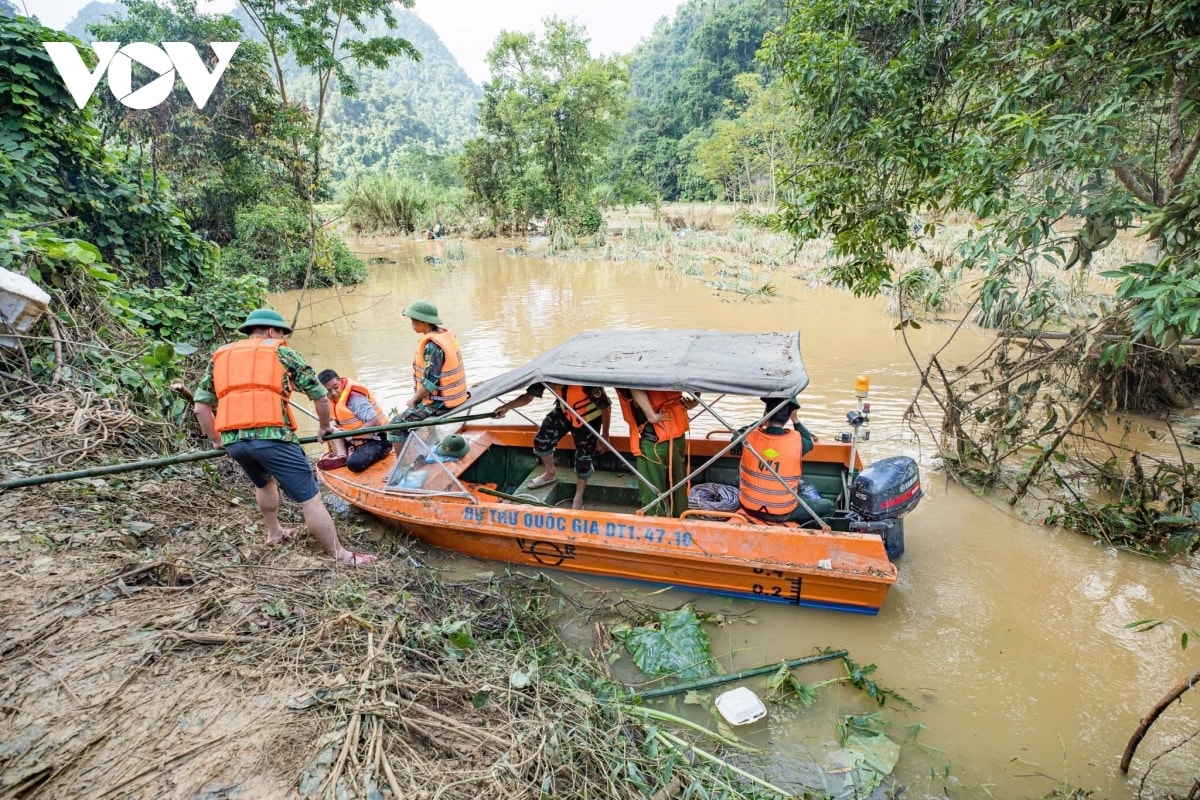 hien truong tim kiem 3 nan nhan bi lu cuon tai du an cao toc Dong Dang tra linh hinh anh 3