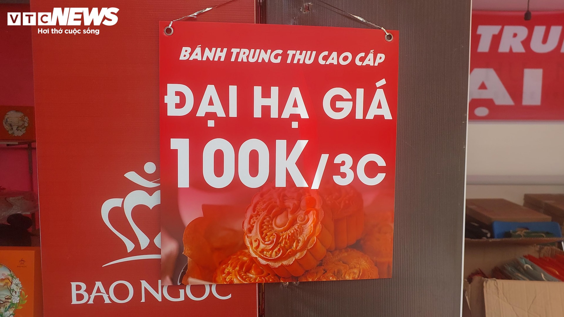 Quầy bánh treo biển đại hạ giá 100.000 đồng/3 chiếc ngay sát Tết Trung thu.