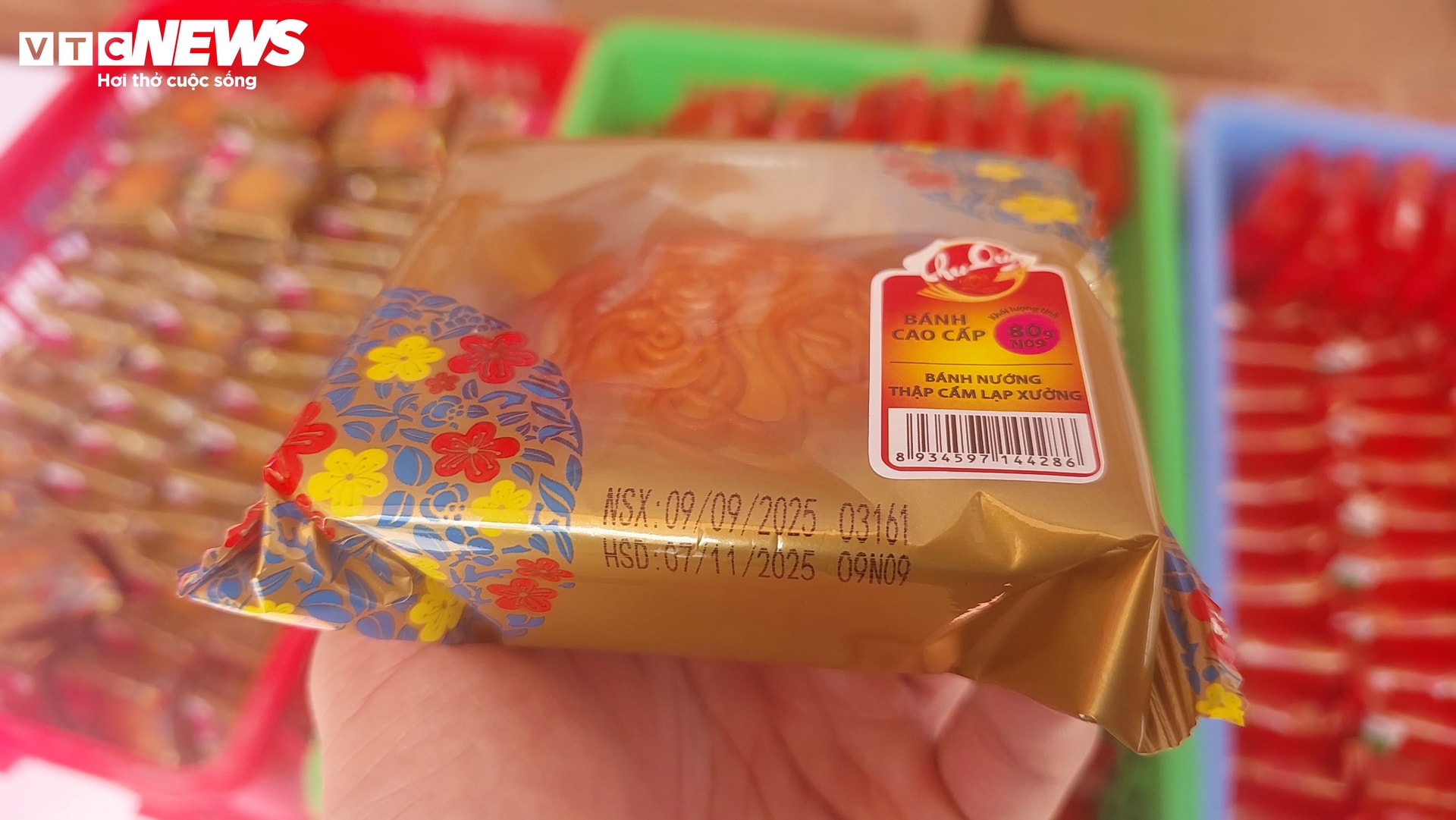 Loại bánh trung thu giảm giá còn 100.000 đồng/3 chiếc.