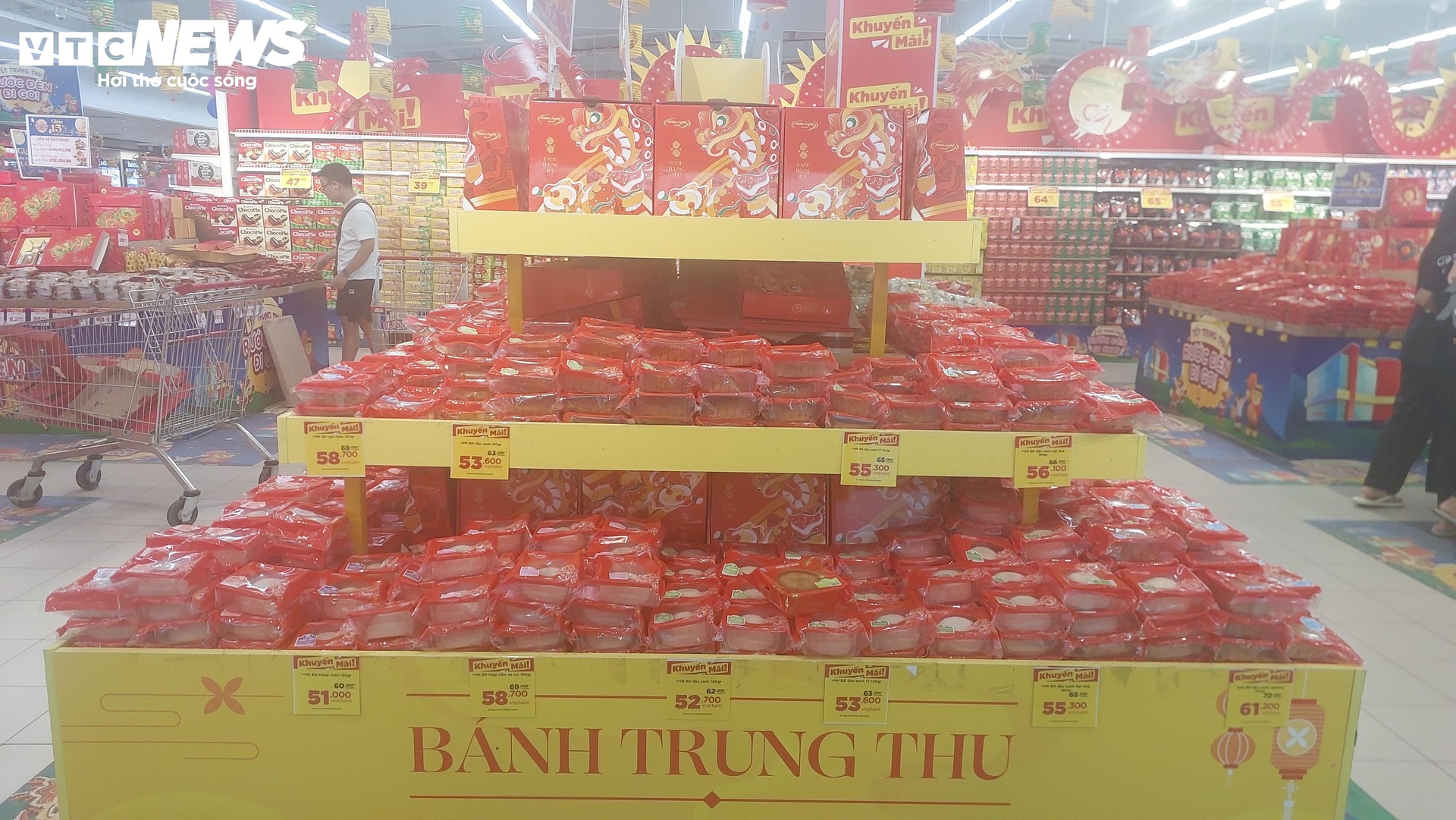 Siêu thị MM Mega Market cũng tung ra nhiều khuyến mại, giảm giá bánh trung thu ngay trước Rằm Tháng 8.