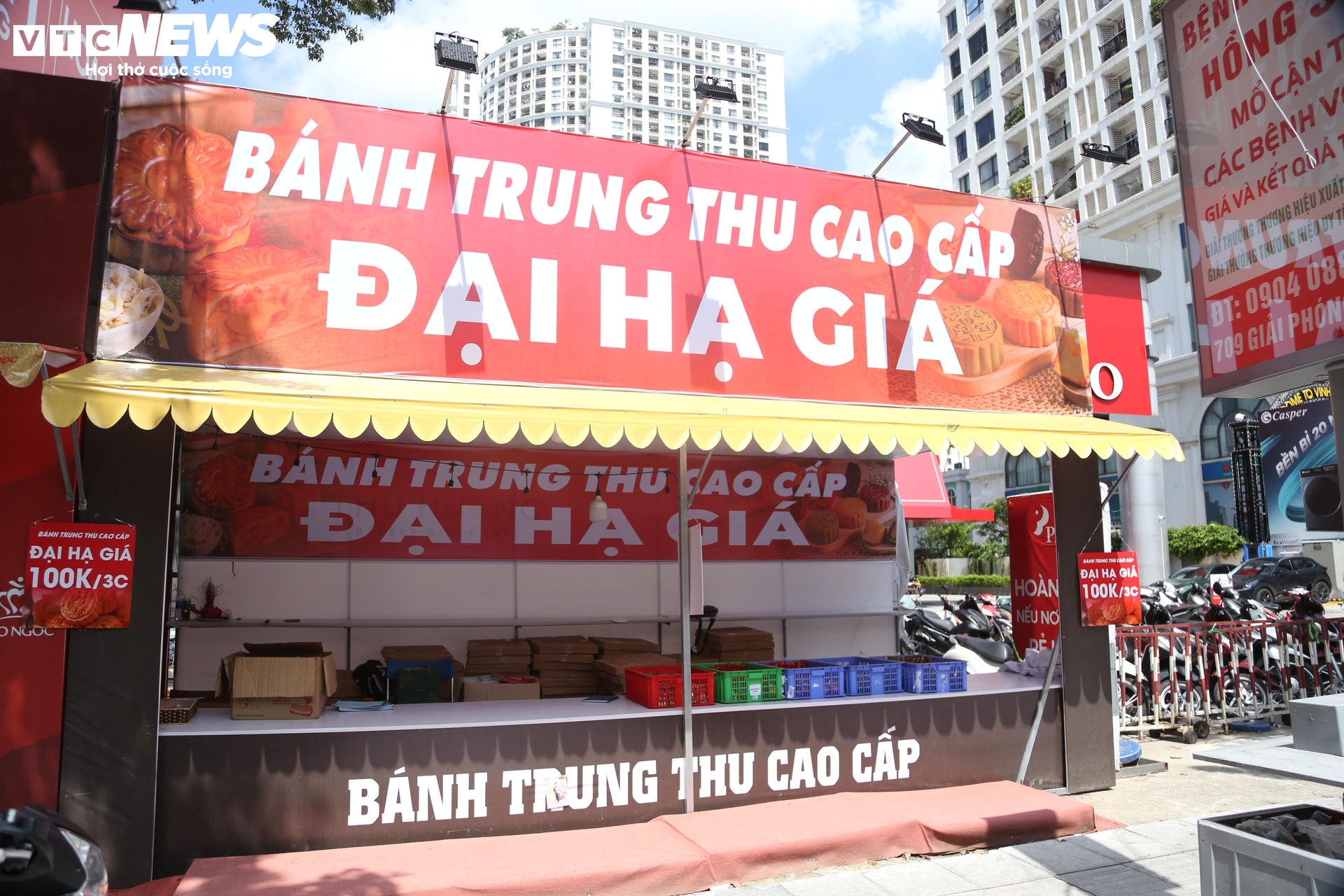 Một quầy bánh trung thu treo biển