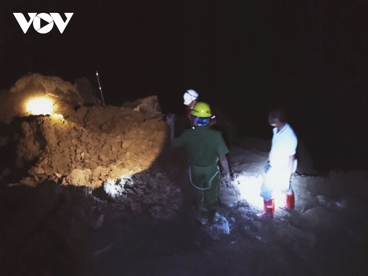 xuyên đêm tìm kiếm nạn nhân bị đất đá vùi lấp tại minh lương, lào cai hình ảnh 3 xuyen dem tim kiem nan nhan bi dat da vui lap tai minh luong, lao cai hinh anh 3
