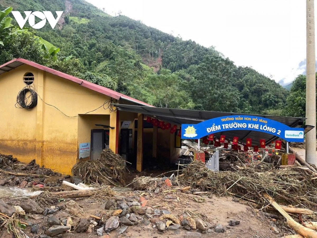 lao cai thon khe long 2 tan hoang sau nhieu ngay bi co lap do mua lu hinh anh 1