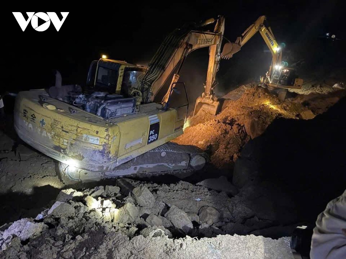 xuyên đêm tìm kiếm nạn nhân bị đất đá vùi lấp tại minh lương, lào cai hình ảnh 2 xuyen dem tim kiem nan nhan bi dat da vui lap tai minh luong, lao cai hinh anh 2