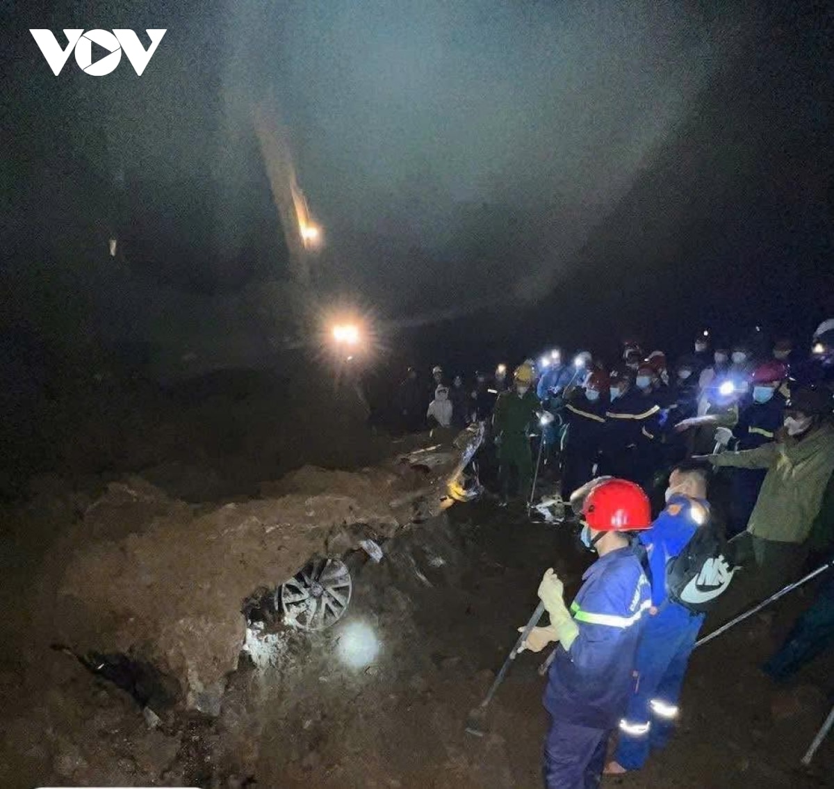 xuyên đêm tìm kiếm nạn nhân bị đất đá vùi lấp tại minh lương, lào cai hình ảnh 4 xuyen dem tim kiem nan nhan bi dat da vui lap tai minh luong, lao cai hinh anh 4