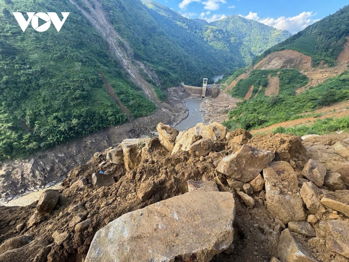 xuyên đêm tìm kiếm nạn nhân bị đất đá vùi lấp tại minh lương, lào cai hình ảnh 1 xuyen dem tim kiem nan nhan bi dat da vui lap tai minh luong, lao cai hinh anh 1