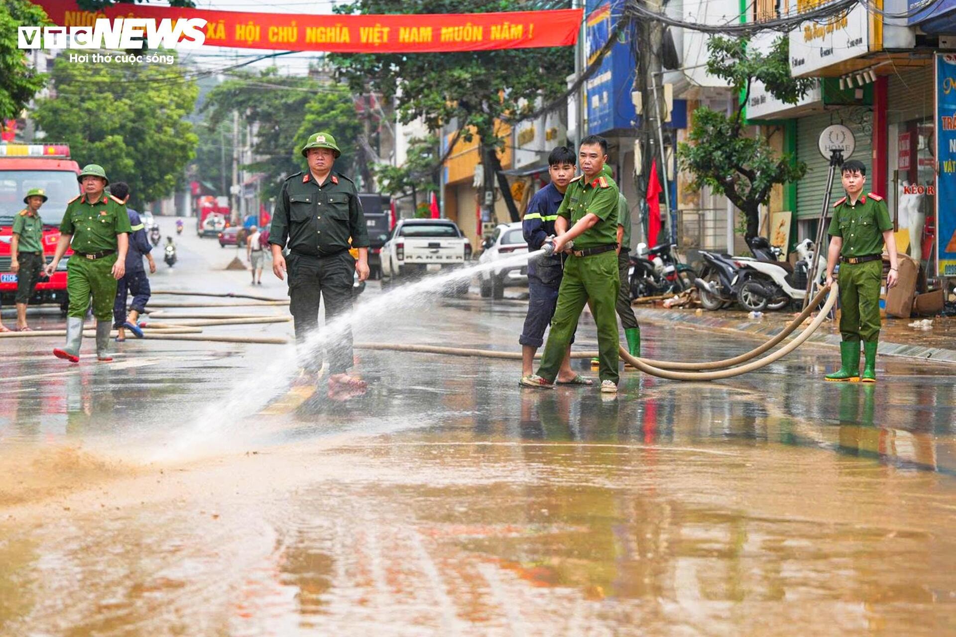 Nhìn lại những hình ảnh tàn phá khủng khiếp của bão số 10 Bualoi - 23