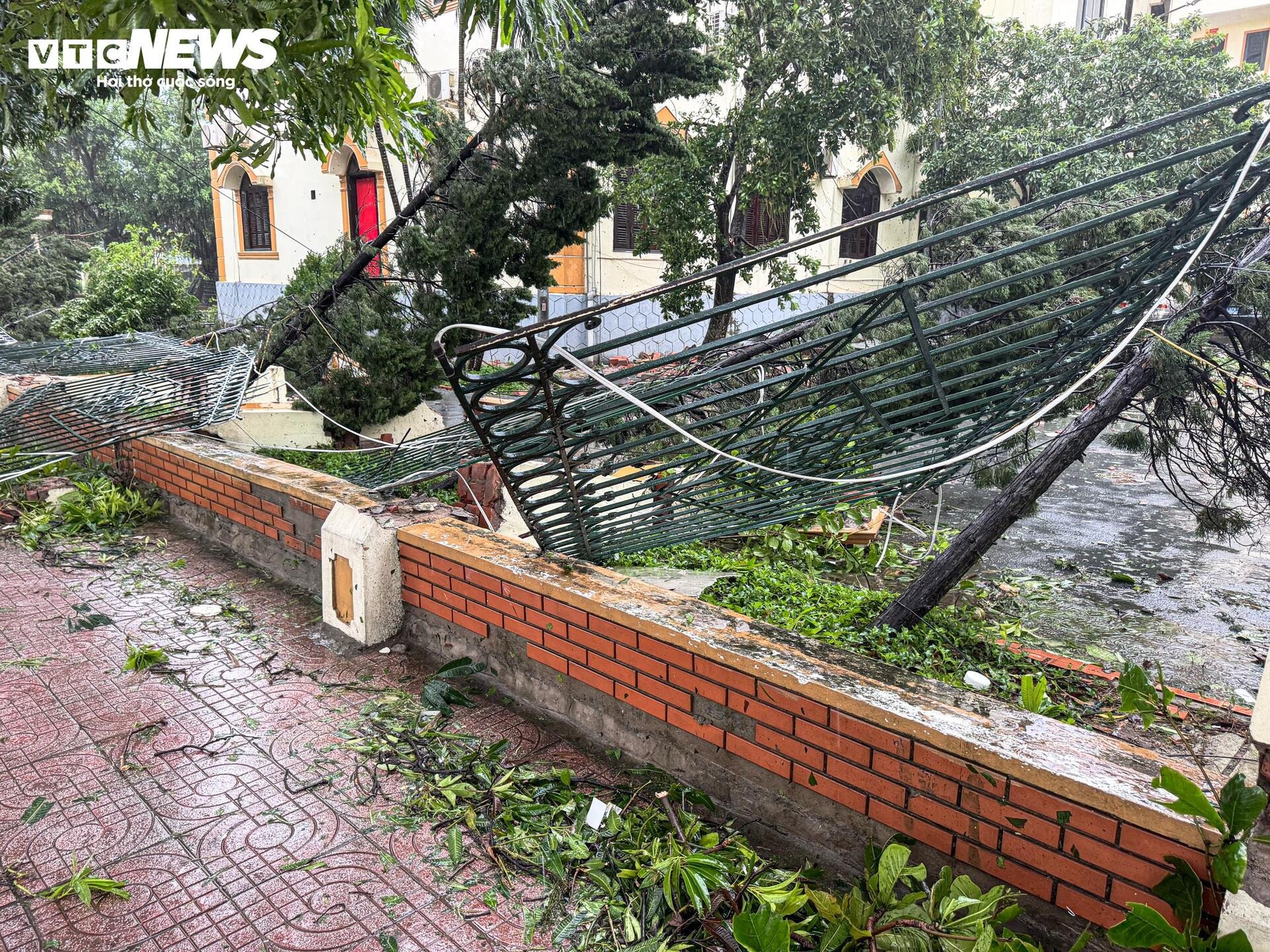 Nhìn lại những hình ảnh tàn phá khủng khiếp của bão số 10 Bualoi - 12
